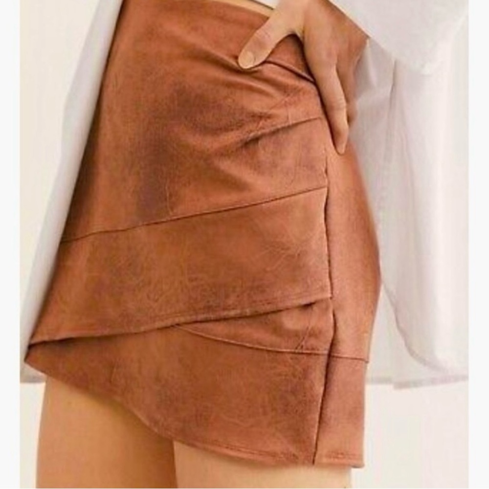 NWOT FREE PEOPLE “SUMMER LOVE”
VEGAN SUEDE MINI SKIRT CAMEL SIZE 2
